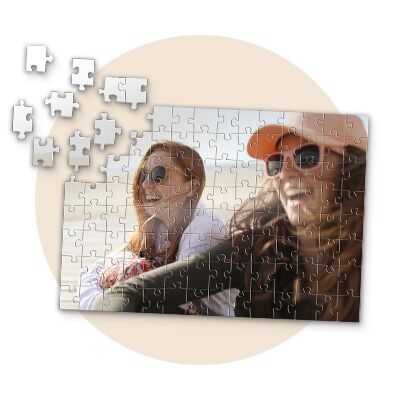 Puzzle ze zdjęciem z dwoma uśmiechniętymi przyjaciółkami. które cieszą się ze wspólnych chwil.