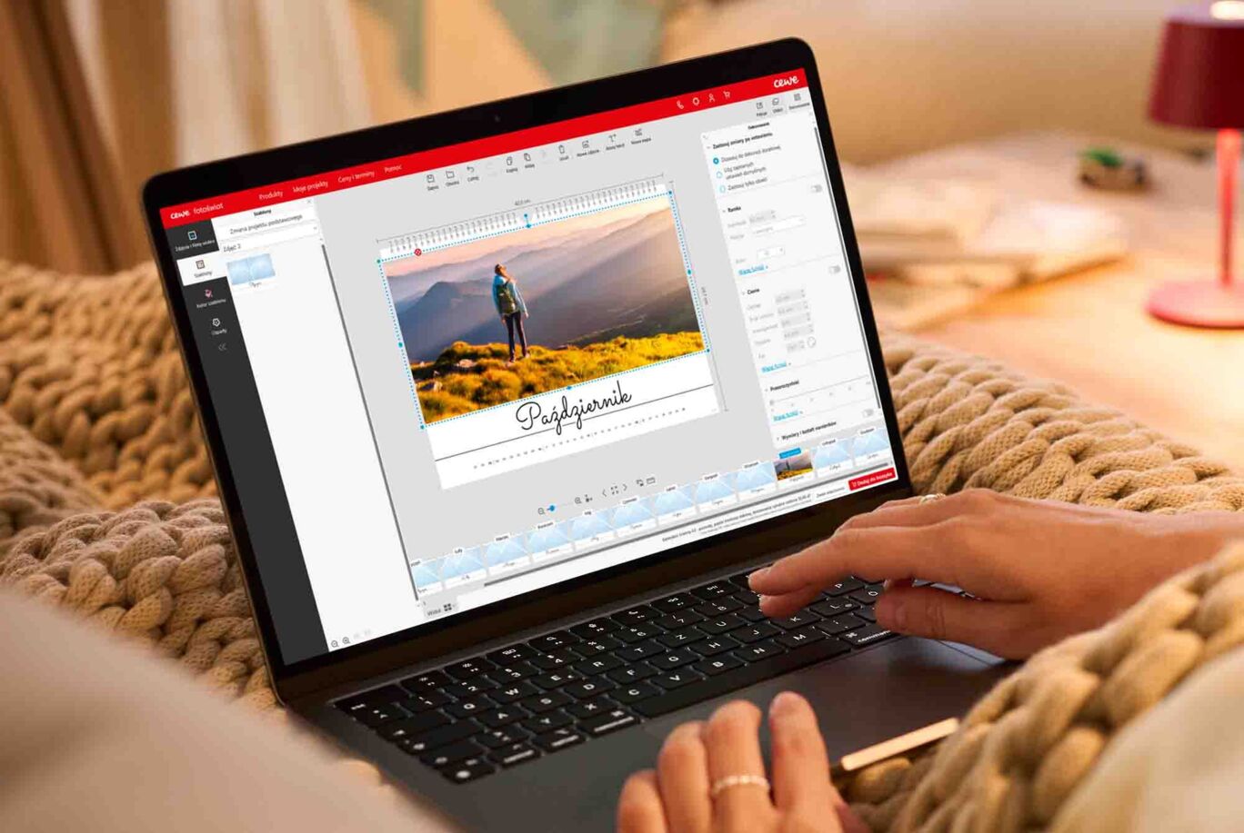 Osoba pracuje przy laptopie z edytorem graficznym, na ekranie widac zdjecie nadmorskiego krajobrazu.